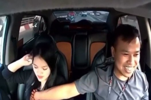 Tài xế không kìm được ham muốn, đã liều mình hành động táo bạo với cô gái xinh đẹp bằng việc bóp vú.