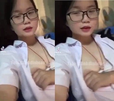 Hãy địt em học sinh lồn đầy nước