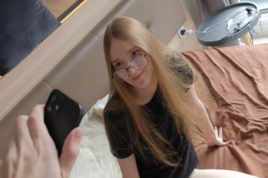 Phát hiện cô em gái xinh đẹp tham gia cảnh quay người lớn với anh trai chịch em